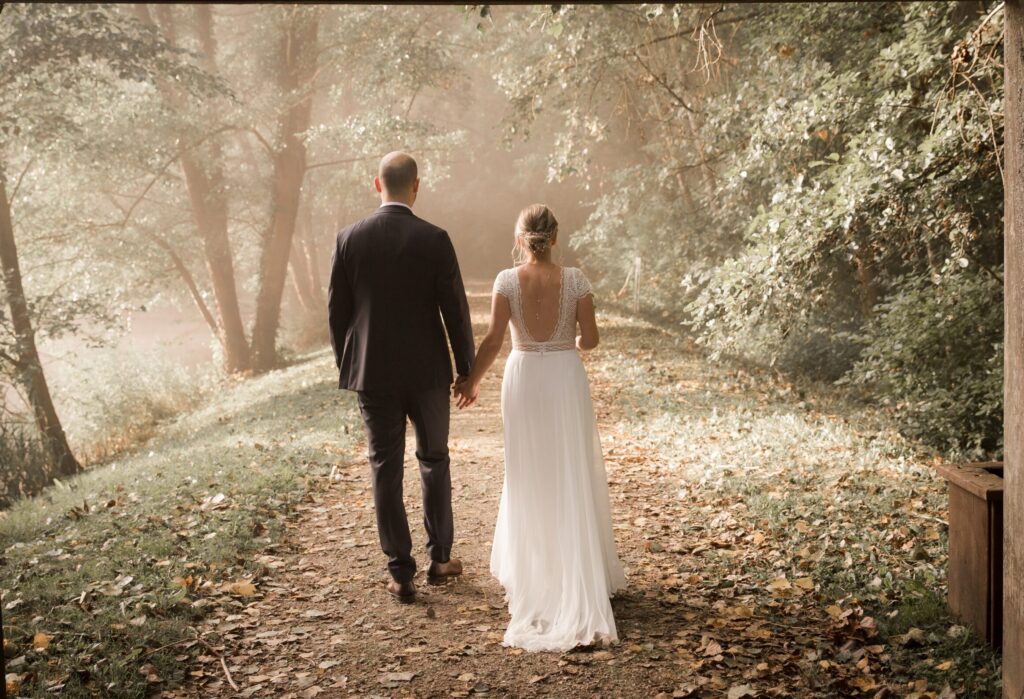 Mari et femme se tenant la main dans les bois